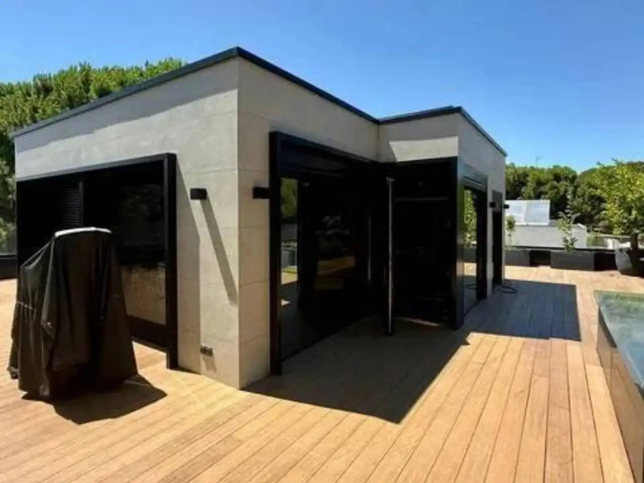 Vista exterior de Casa o xalet de lloguer en Pozuelo de Alarcón amb Aire condicionat, Calefacció i Jardí privat