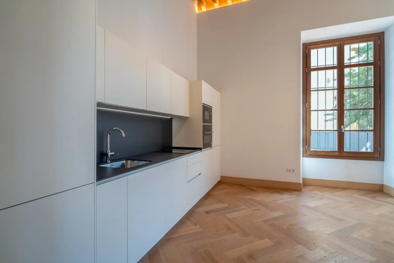 Cuina de Apartament en venda en Málaga amb Jardí privat, Piscina i Piscina comunitària