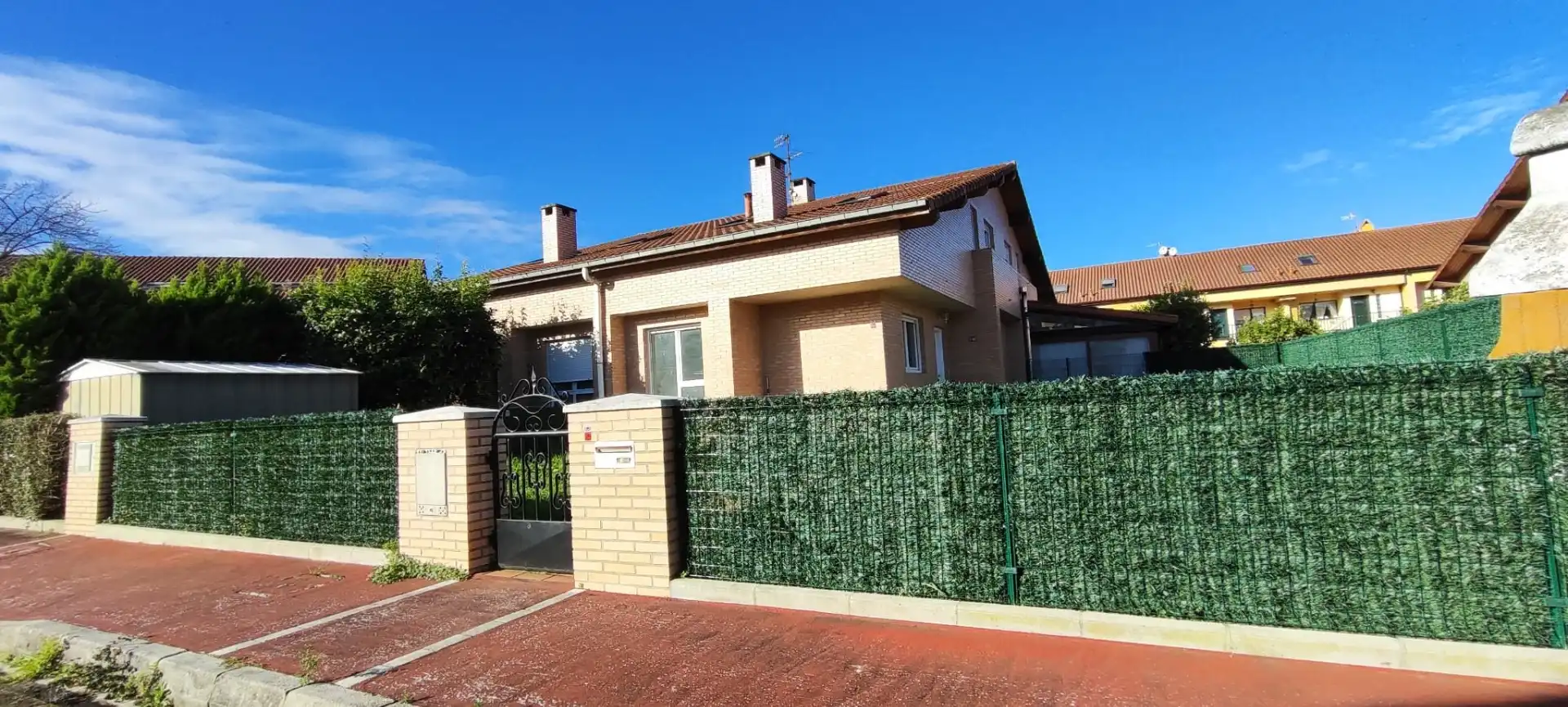Außenansicht von Haus oder Chalet zum Verkauf in Torrelavega  mit Heizung, Privatgarten und Terrasse