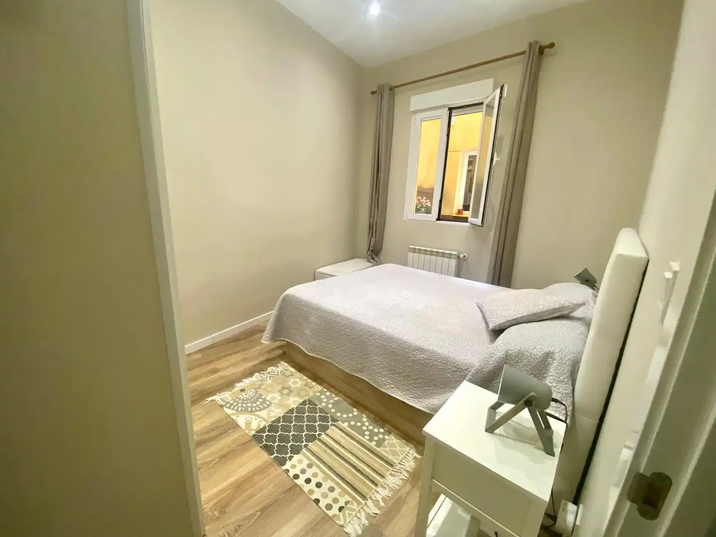 Schlafzimmer von Wohnung zur Miete in Madrid mit Heizung und Möbliert