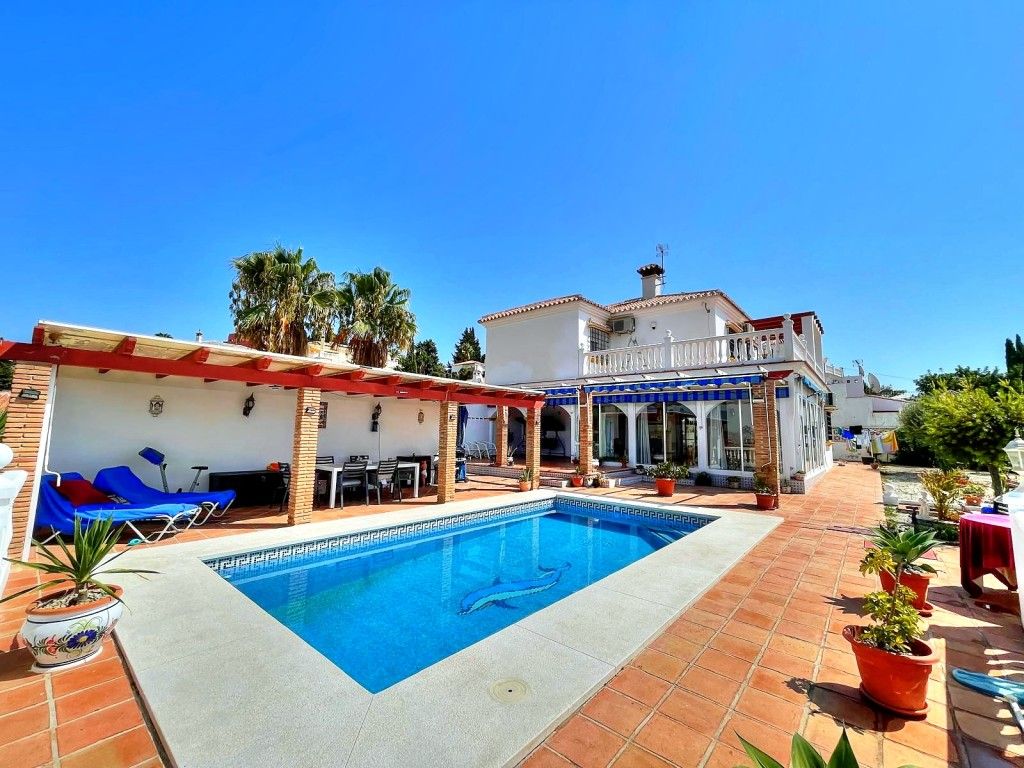 Vista exterior de Casa o xalet de lloguer en Vélez-Málaga amb Jardí privat, Terrassa i Piscina