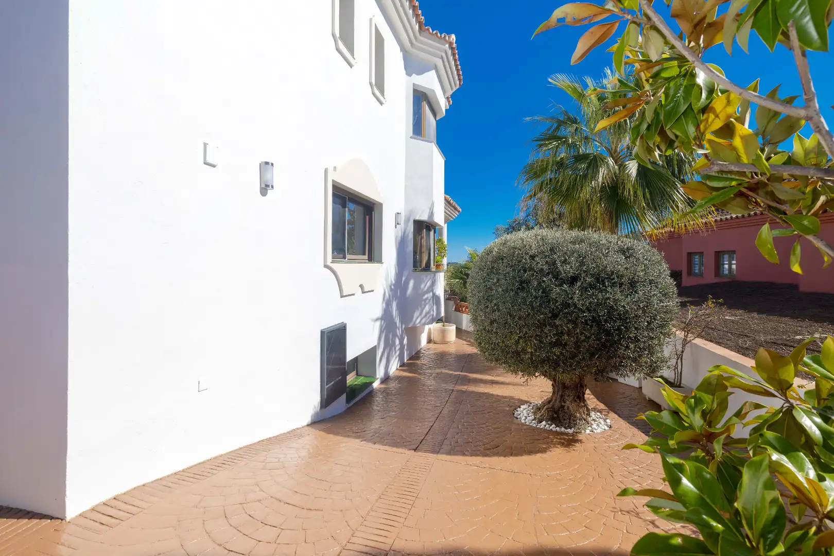 Vista exterior de Casa o xalet en venda en Marbella amb Aire condicionat, Jardí privat i Terrassa
