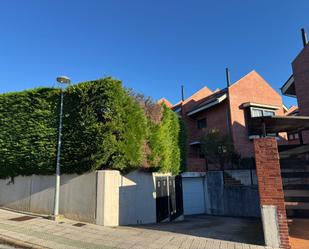 Vista exterior de Casa adosada de lloguer en Piélagos amb Calefacció, Jardí privat i Parquet