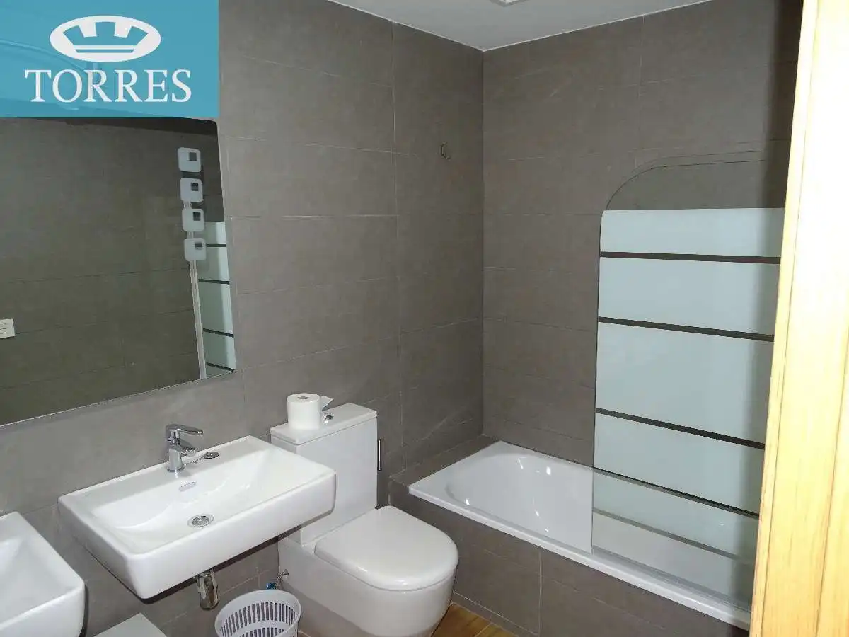 Bathroom of Flat for rent in Granada  with Heating, Parquet flooring and Terrace