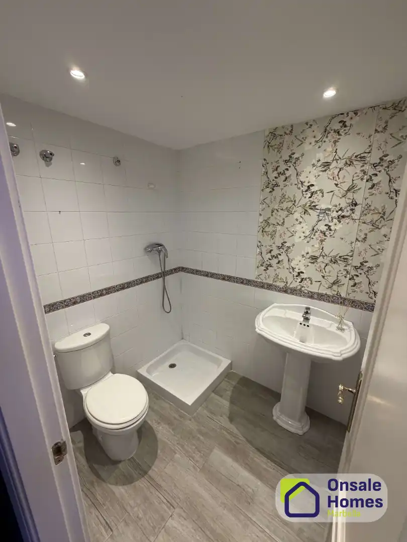 Baño de Casa adosada en venta en Marbella con Aire acondicionado, Jardín privado y Terraza
