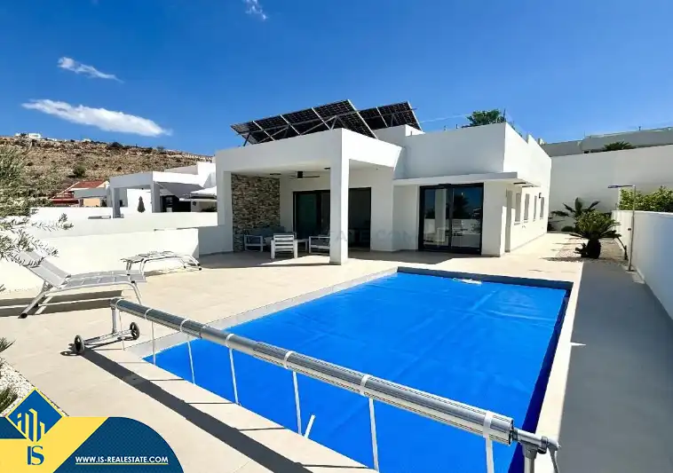 Villa con piscina in vendita a Benijófar