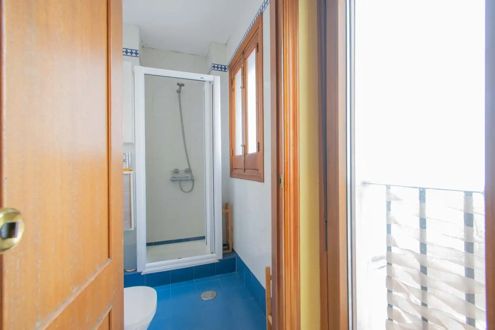 Bathroom of Flat for sale in Sevilla  with Air Conditioner, Terrace and Storage room