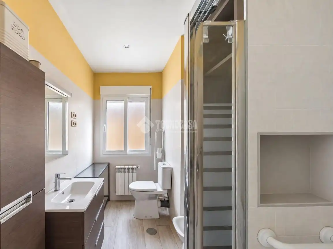 Bathroom of Flat for sale in Madrid  with Air Conditioner, Heating and Home automation