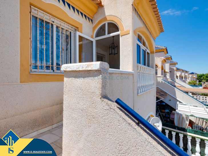 Vista exterior de Casa o xalet en venda en Torrevieja amb Terrassa, Moblat i Piscina comunitària