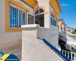 Vista exterior de Casa o xalet en venda en Torrevieja amb Terrassa, Moblat i Piscina comunitària