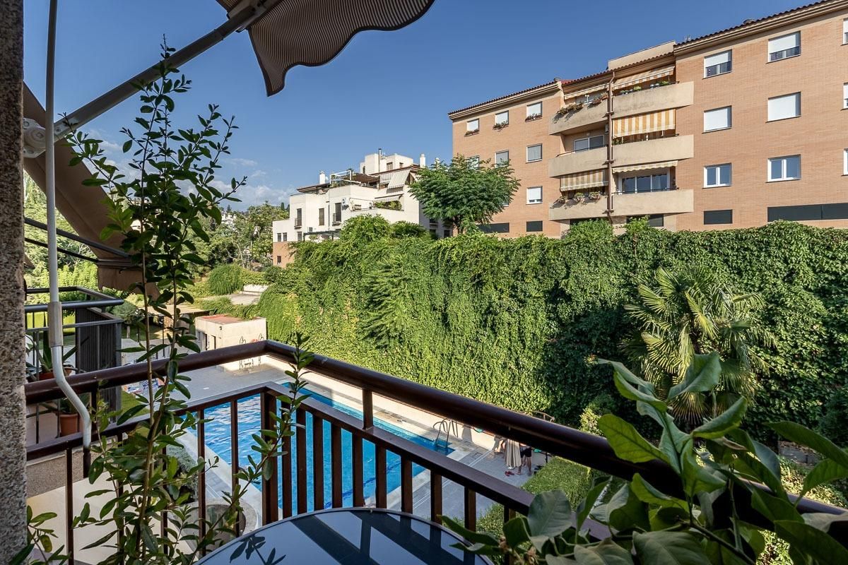 Piscina de Pis en venda en  Granada Capital amb Aire condicionat, Terrassa i Traster