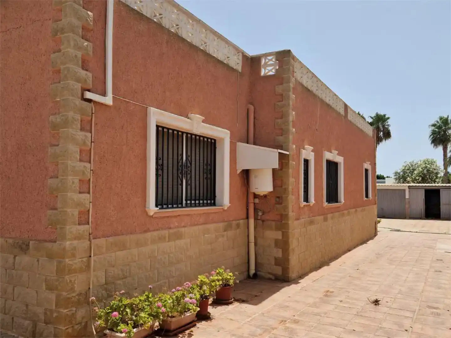 Vista exterior de Casa o xalet en venda en Roquetas de Mar amb Aire condicionat i Balcó