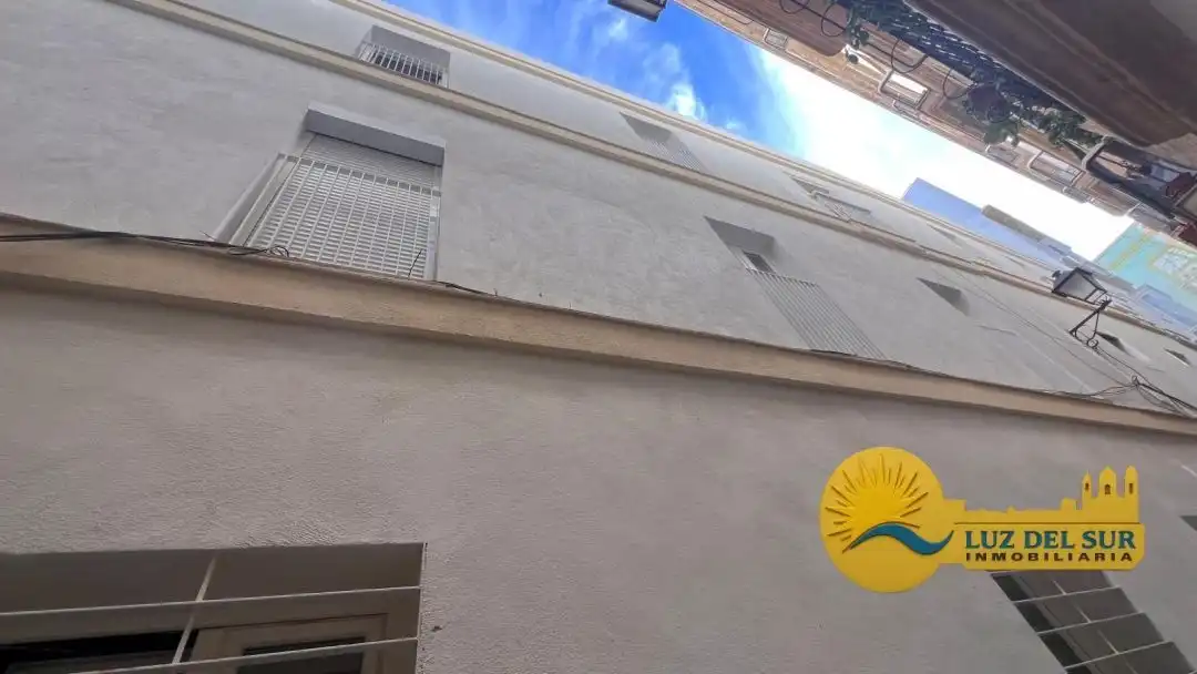 Vista exterior de Àtic en venda en Cádiz amb Terrassa
