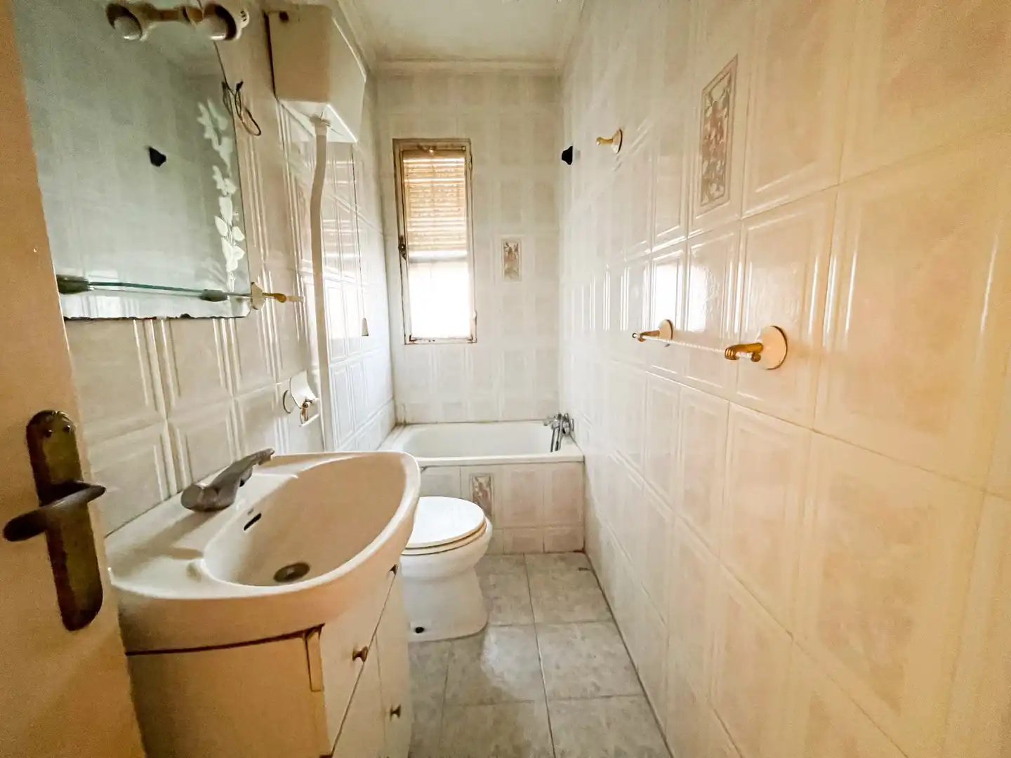Baño de Piso en venta en Cieza con Balcón y Alarma