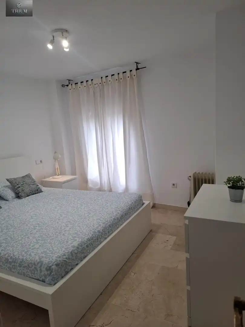 Dormitori de Apartament de lloguer en Granada amb Traster, Moblat i Balcó