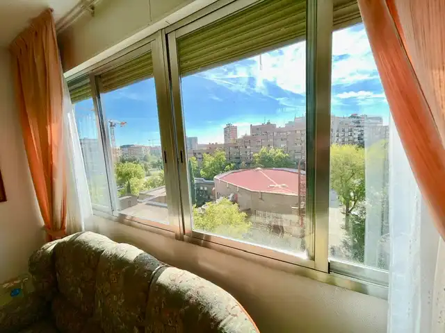 Dormitori de Pis en venda en Madrid amb Calefacció, Terrassa i Moblat