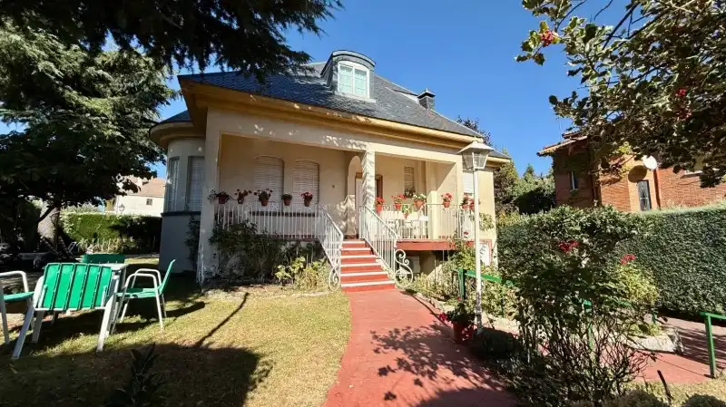 Vista exterior de Casa o xalet en venda en El Espinar amb Calefacció, Jardí privat i Parquet