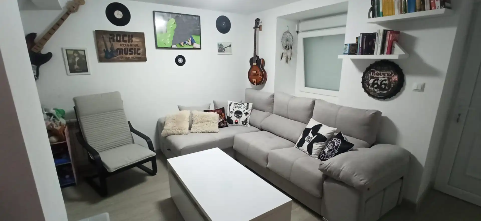 Sala de estar de Casa adosada en venta en Bergondo con Calefacción, Jardín privado y Trastero