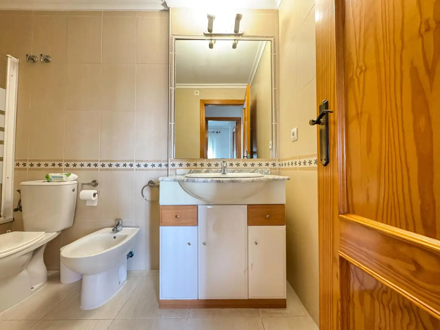 Baño de Apartamento de alquiler en Orihuela con Aire acondicionado, Calefacción y Jardín privado