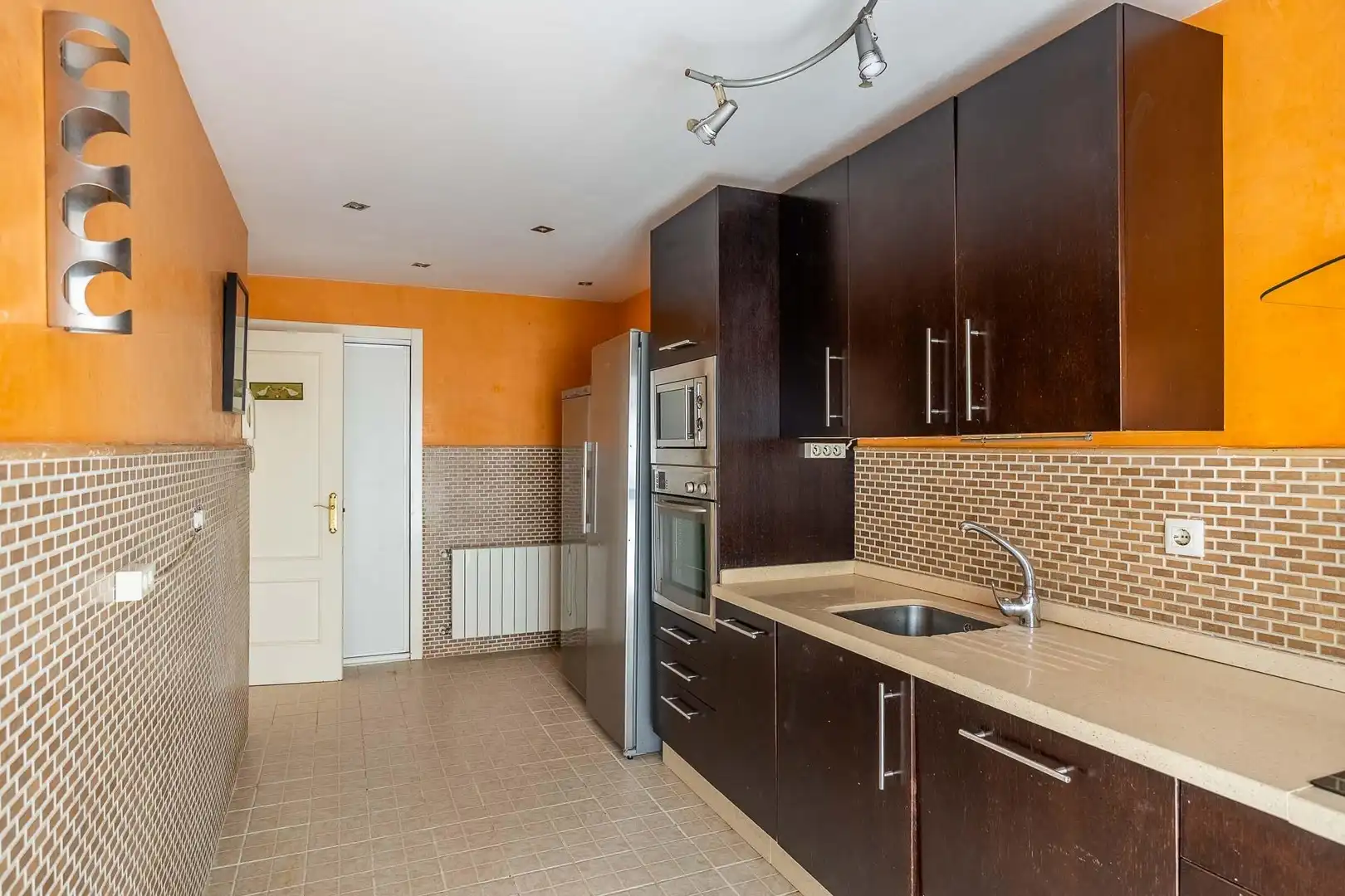 Cocina de Casa adosada de alquiler en Espartinas con Aire acondicionado, Calefacción y Jardín privado