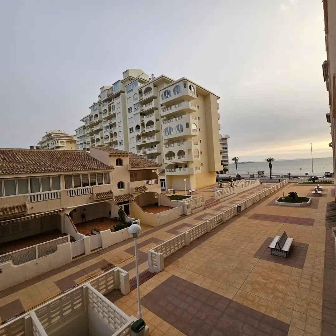 Vista exterior de Apartament de lloguer en La Manga del Mar Menor amb Aire condicionat, Moblat i Balcó