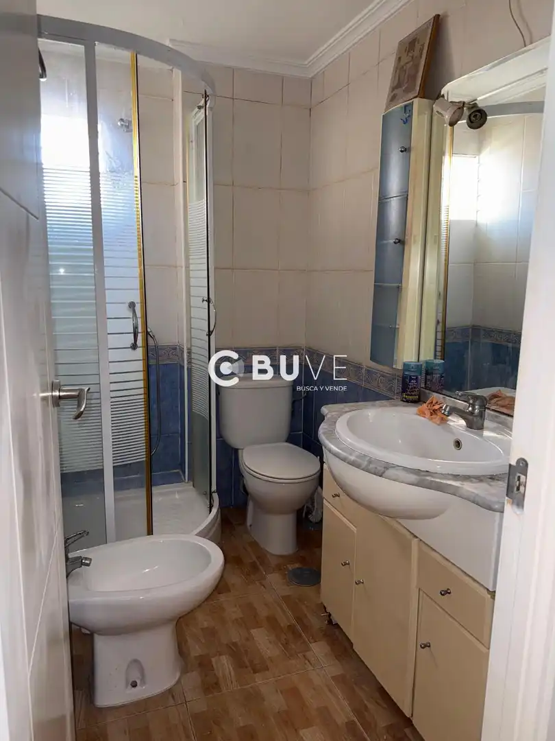 Bathroom of Flat for sale in Sevilla  with Air Conditioner and Storage room