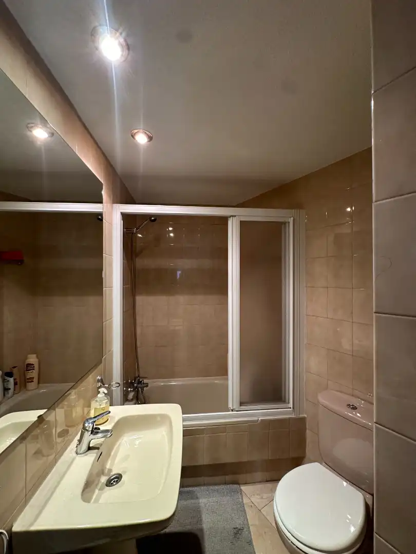 Bathroom of Flat for share in Madrid  with Air Conditioner, Heating and Furnished