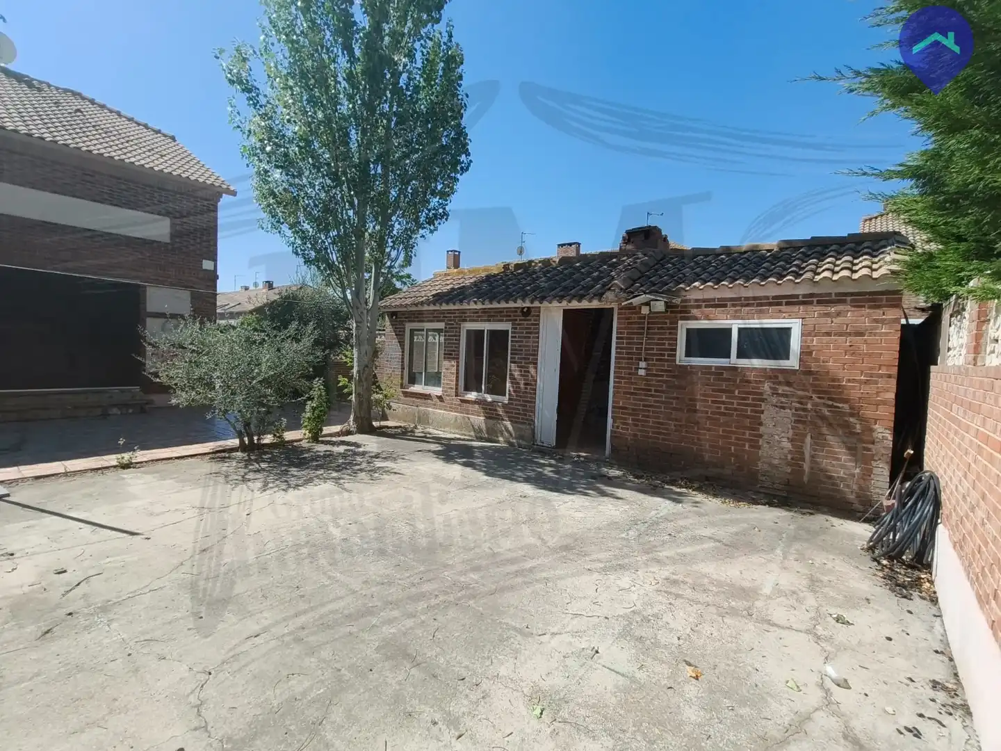 Vista exterior de Casa o chalet en venta en Villanueva de la Torre con Jardín privado, Trastero y Alarma