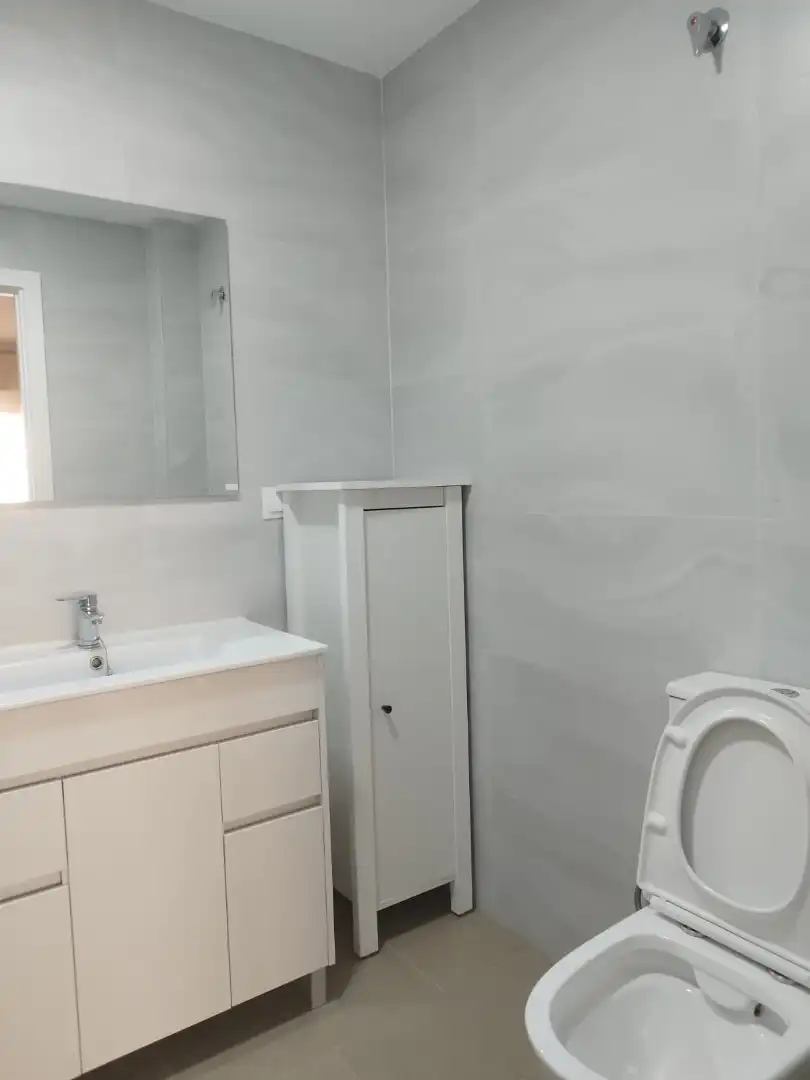 Baño de Apartamento de alquiler en Lanjarón con Aire acondicionado, Calefacción y Parquet