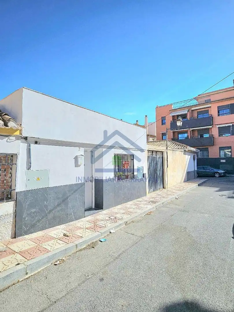 Vista exterior de Casa o xalet en venda en La Zubia amb Aire condicionat