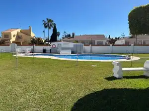 Piscina de Casa adosada en venda en Málaga amb Jardí privat, Terrassa i Forn
