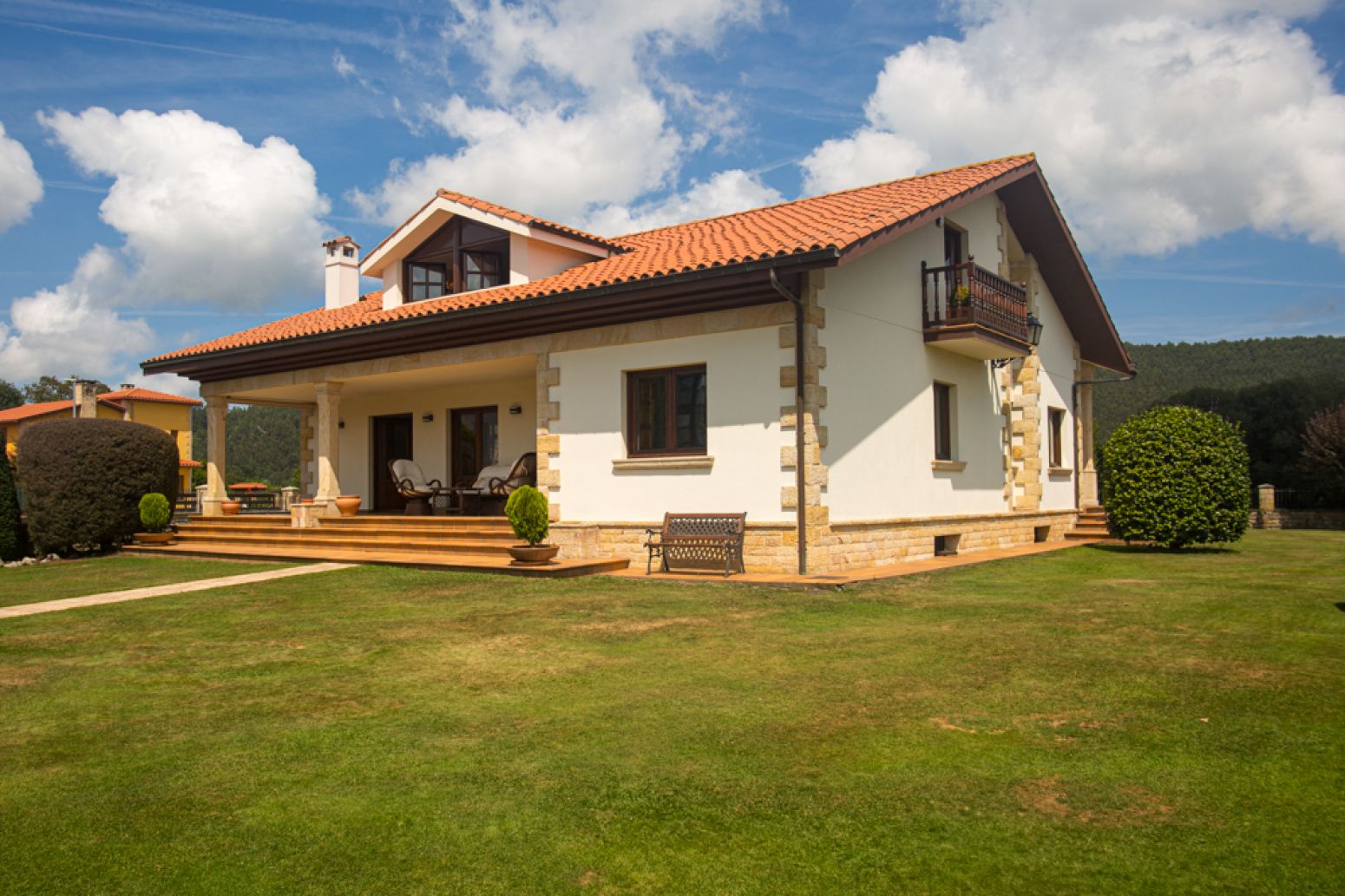 Vista exterior de Casa o xalet en venda en Cabezón de la Sal amb Calefacció, Jardí privat i Parquet
