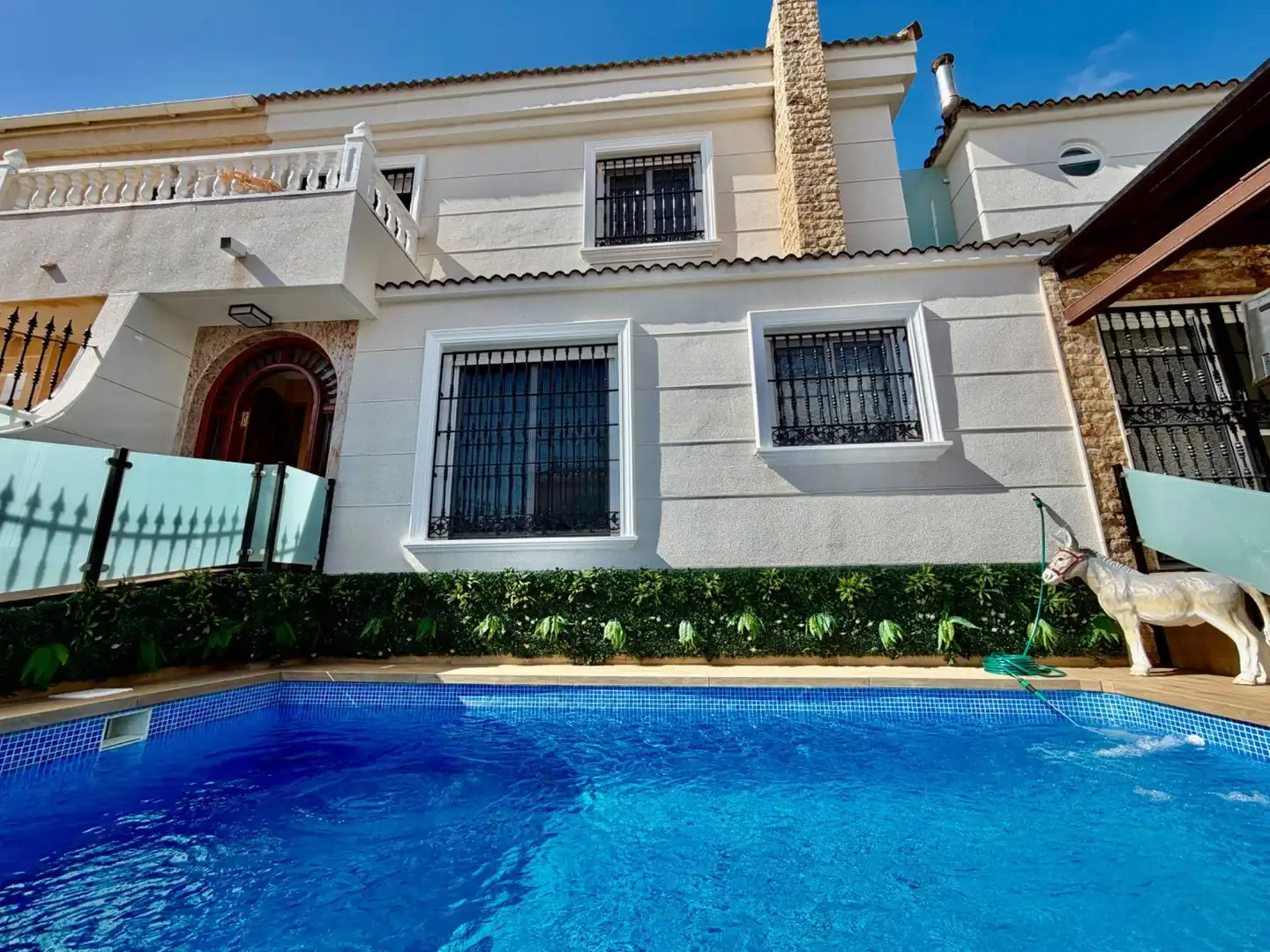 Piscina de Casa adosada en venda en Orihuela