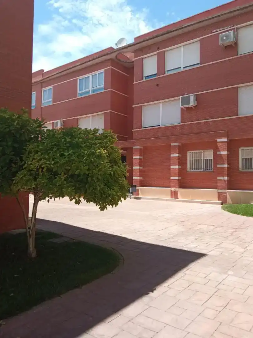 Außenansicht von Wohnung zur Miete in Ciudad Real mit Privatgarten, Parkett und Schwimmbad