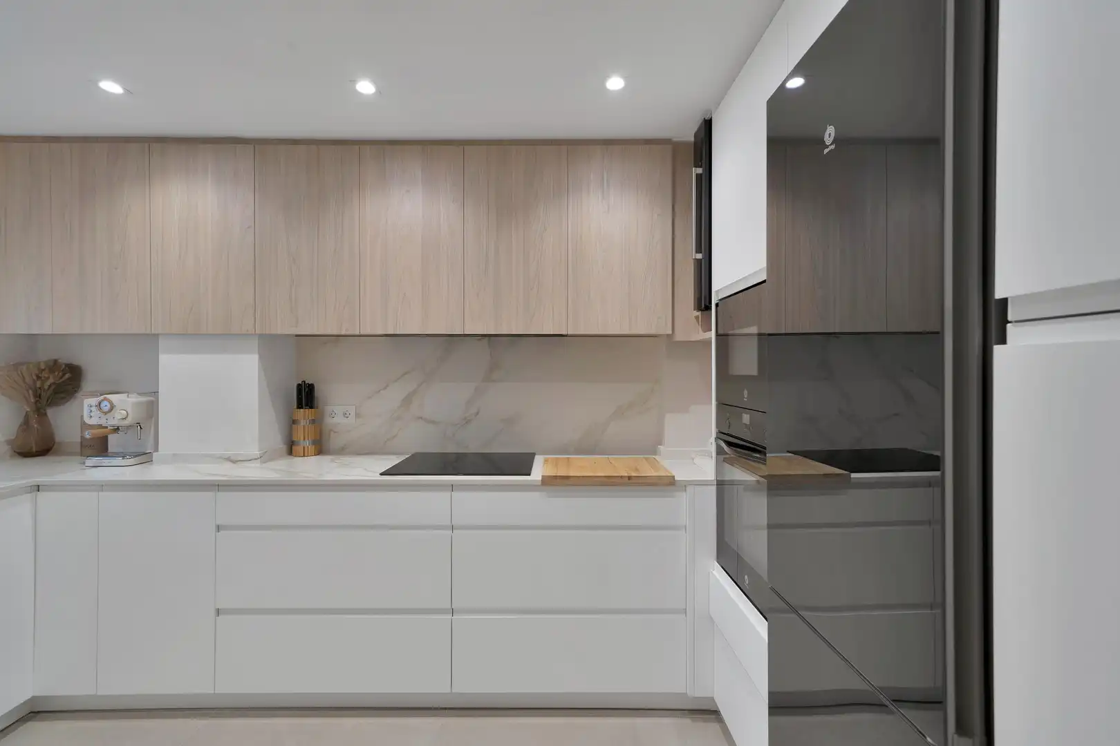 Cocina de Apartamento en venta en Marbella con Aire acondicionado, Calefacción y Jardín privado