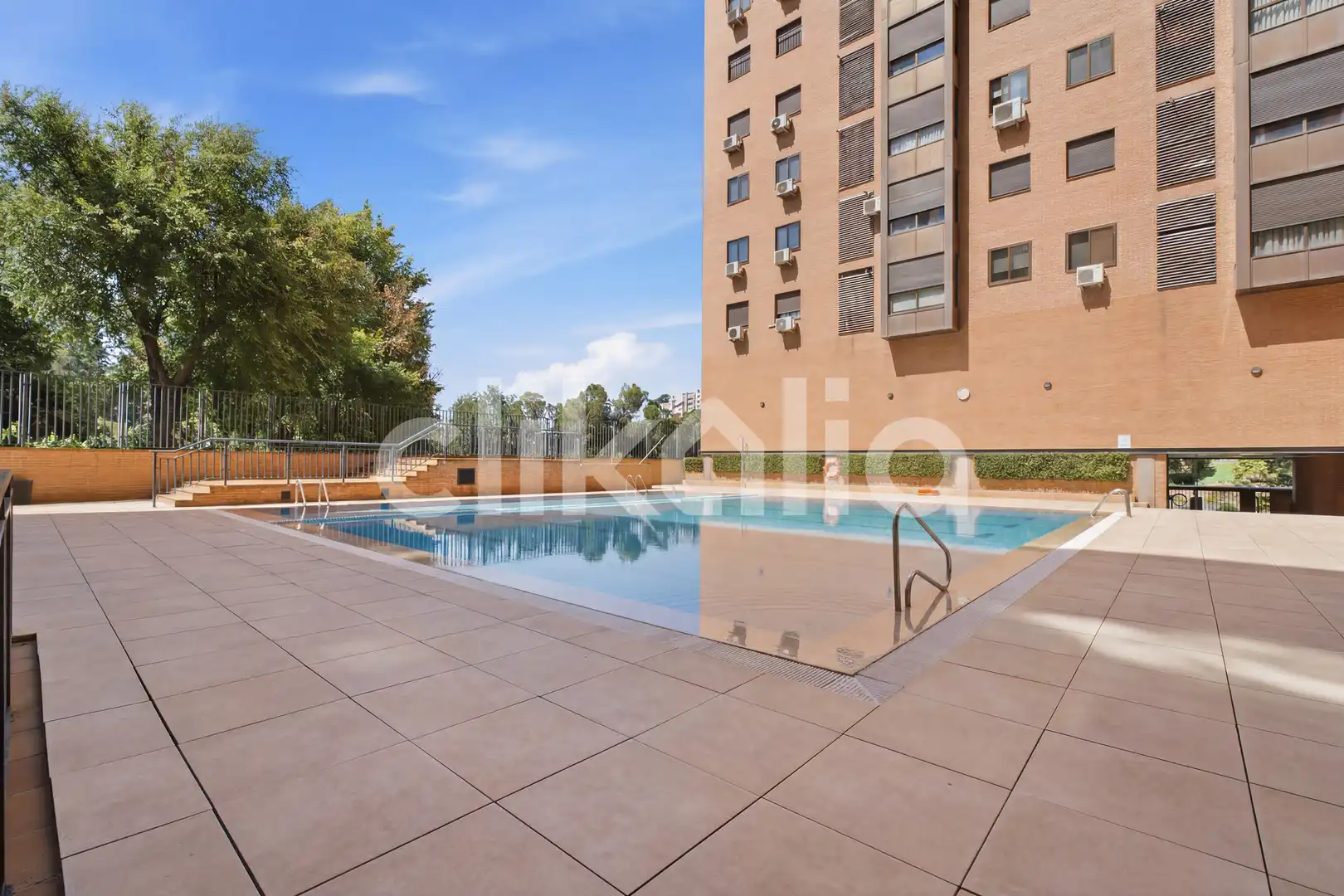 Piscina de Piso en venta en Madrid con Aire acondicionado, Calefacción y Jardín privado