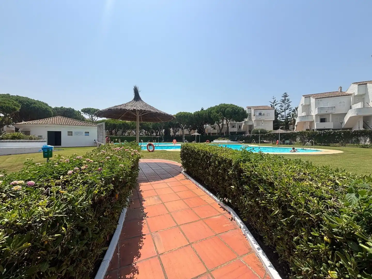 Piscina de Casa adosada en venda en Chiclana de la Frontera amb Jardí privat i Piscina comunitària