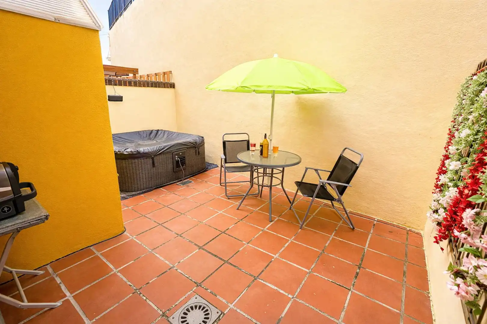 Terrasse von Einfamilien-Reihenhaus zum Verkauf in Manilva mit Klimaanlage, Terrasse und Schwimmbad