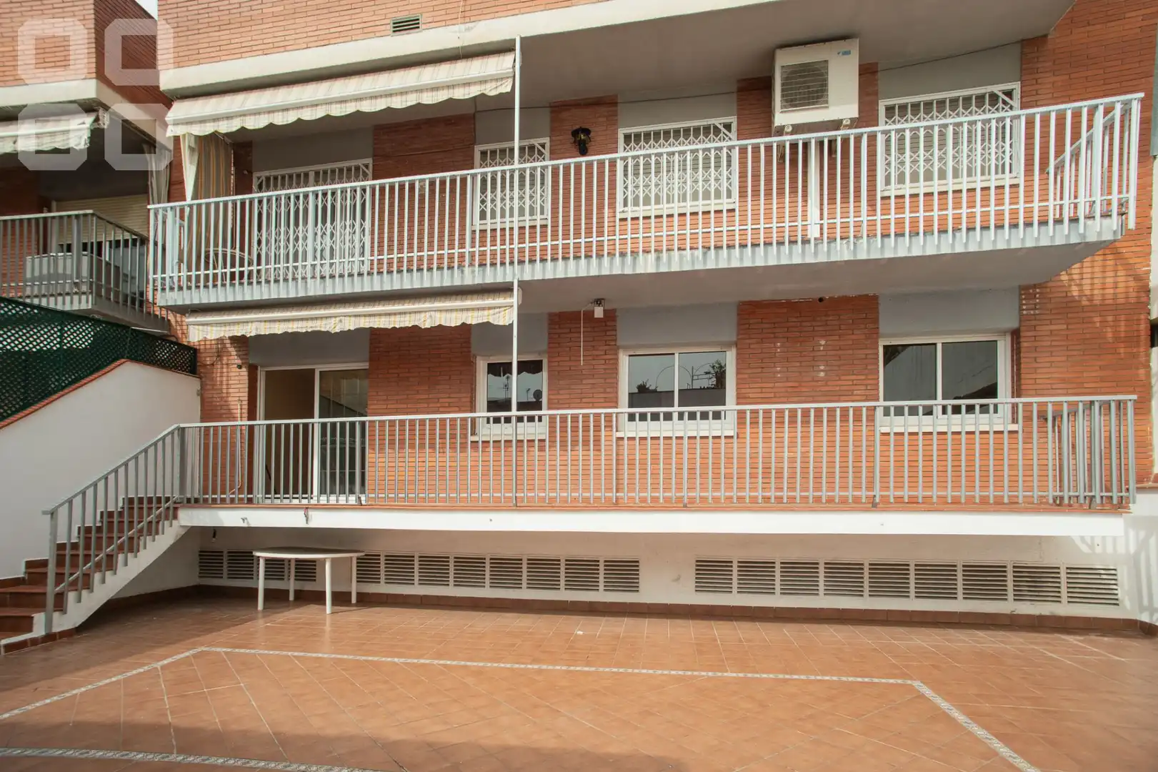 Vista exterior de Piso en venta en L'Hospitalet de Llobregat con Parquet, Terraza y Balcón