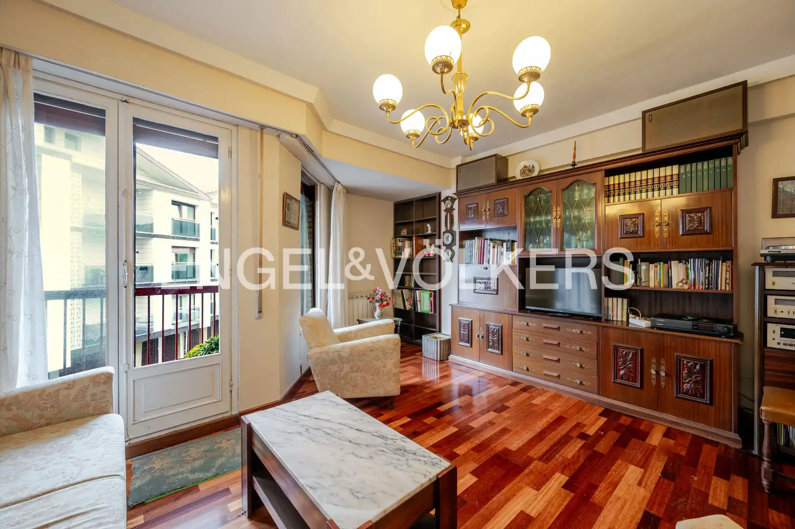 Sala d'estar de Pis en venda en Donostia - San Sebastián  amb Calefacció, Terrassa i Traster