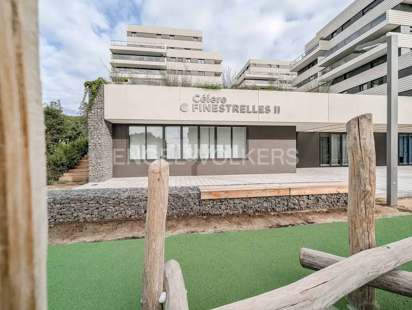 Exterior view of Flat for rent in Esplugues de Llobregat  with Air Conditioner, Heating and Parquet flooring