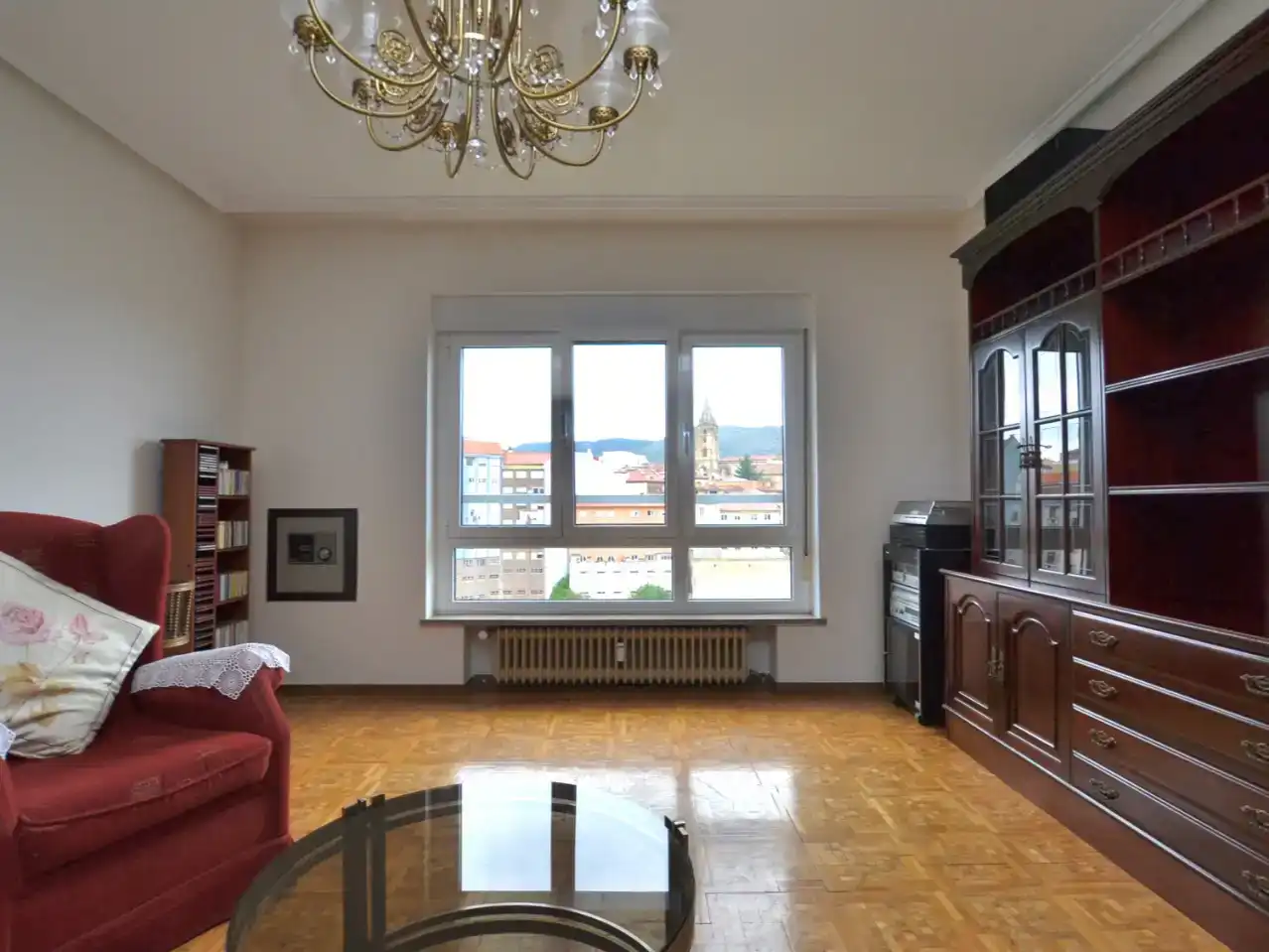Sala d'estar de Àtic en venda en Oviedo  amb Parquet, Traster i Moblat