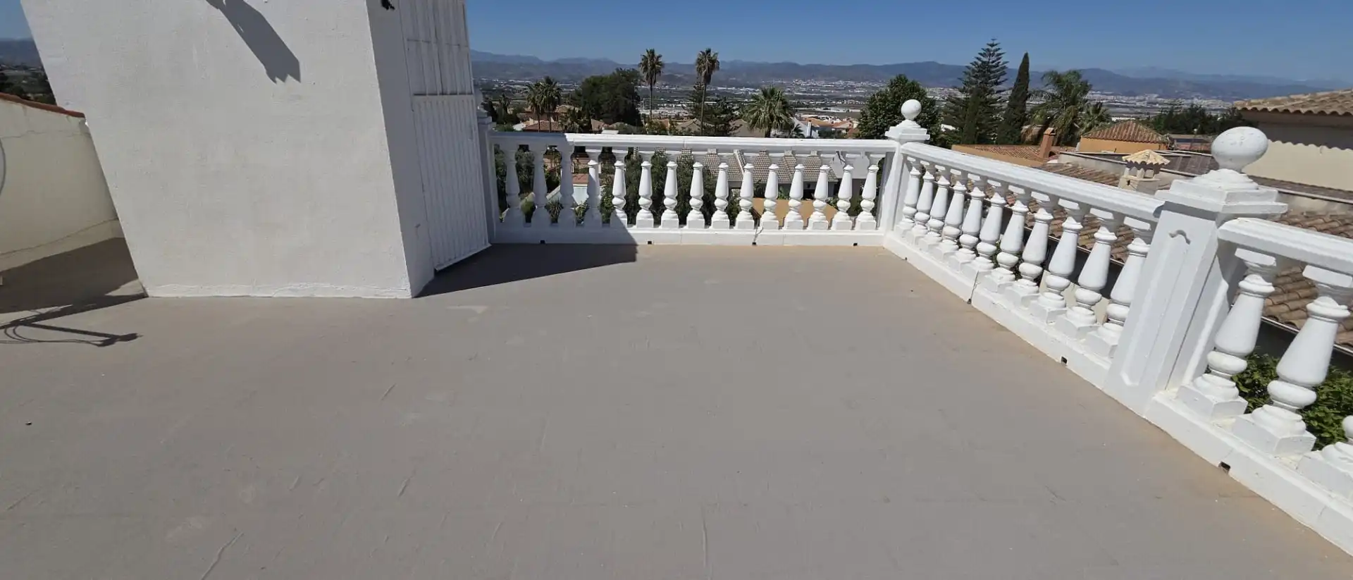 Terrasse von Einfamilien-Reihenhaus zum Verkauf in Alhaurín de la Torre mit Klimaanlage, Privatgarten und Terrasse