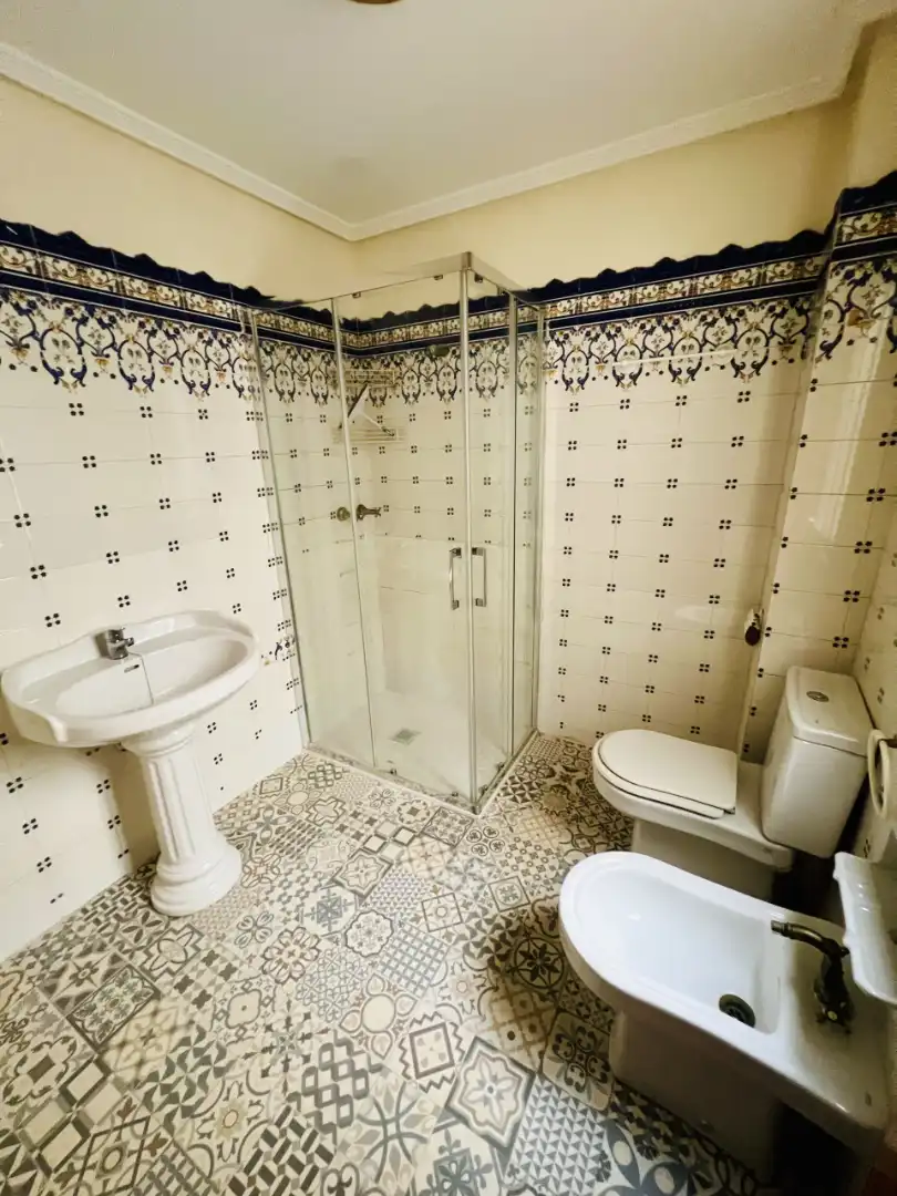 Bathroom of Flat for sale in Zaragoza  with Heating, Oven and Washing machine