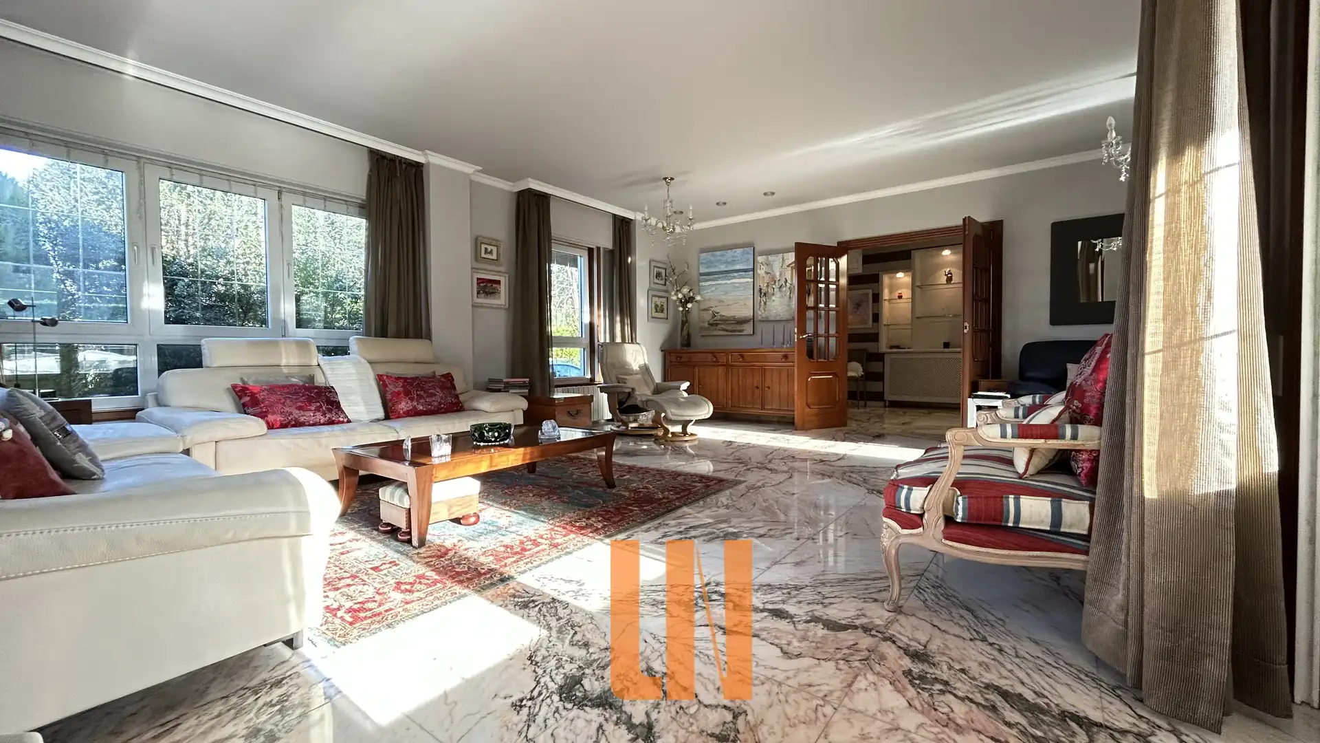 Sala d'estar de Casa o xalet en venda en Oleiros amb Calefacció, Jardí privat i Parquet