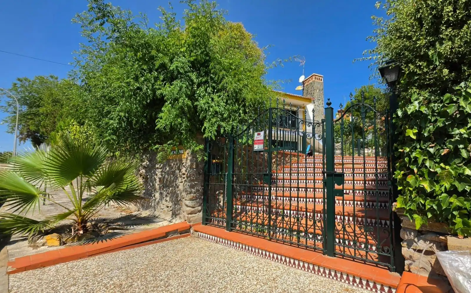 Vista exterior de Casa o xalet en venda en Guillena amb Aire condicionat, Piscina i Moblat