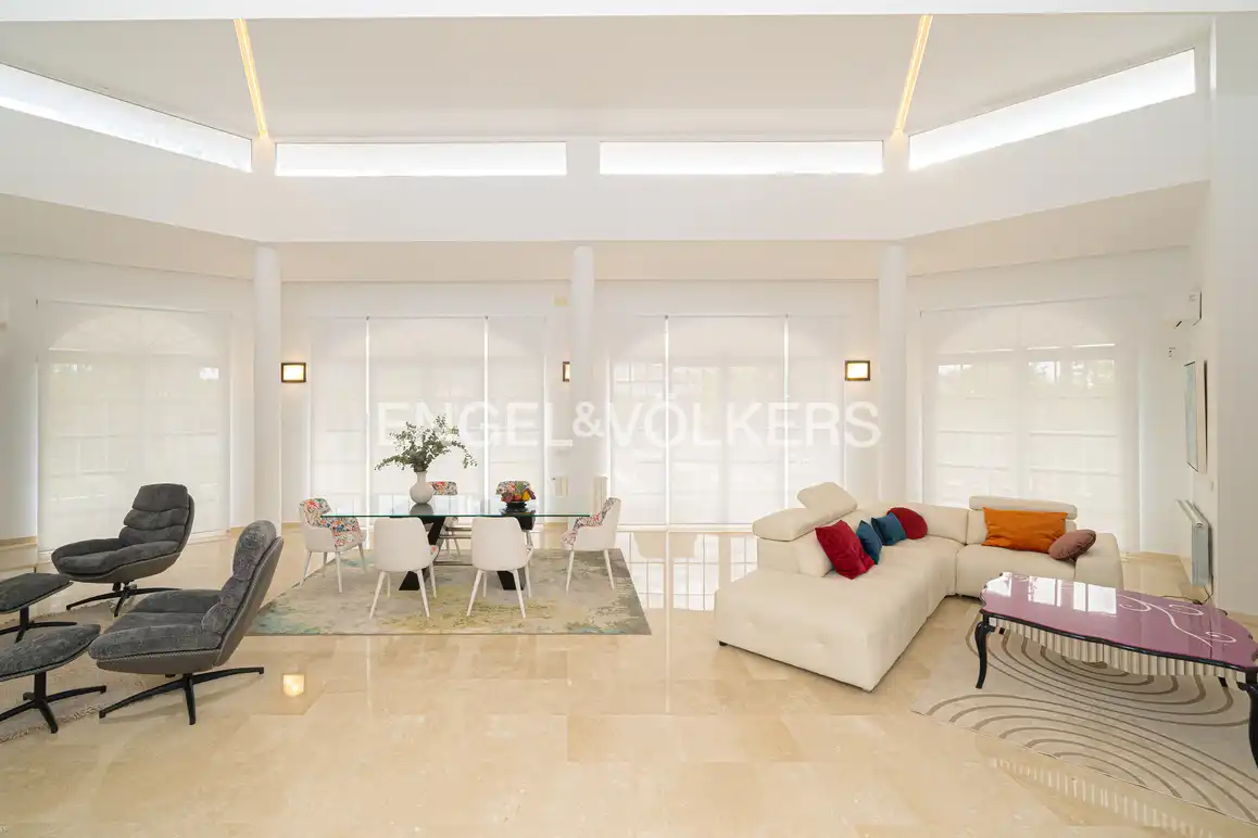 Sala d'estar de Casa o xalet en venda en L'Alfàs del Pi amb Aire condicionat, Jardí privat i Piscina