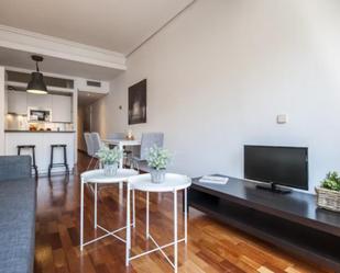 Sala d'estar de Apartament de lloguer en  Madrid Capital amb Aire condicionat, Calefacció i Moblat