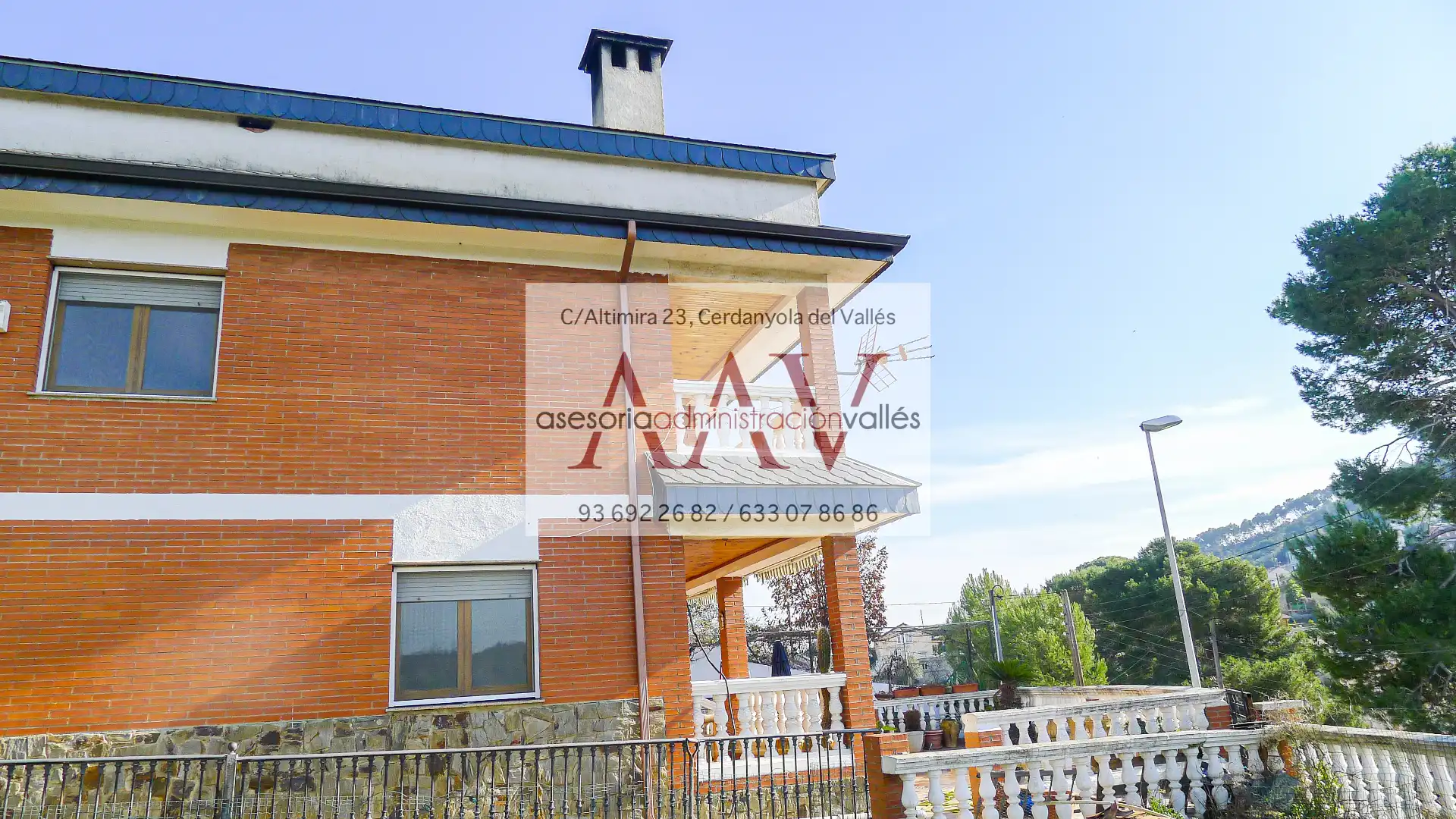 Vista exterior de Casa o xalet en venda en Cerdanyola del Vallès amb Aire condicionat, Calefacció i Jardí privat