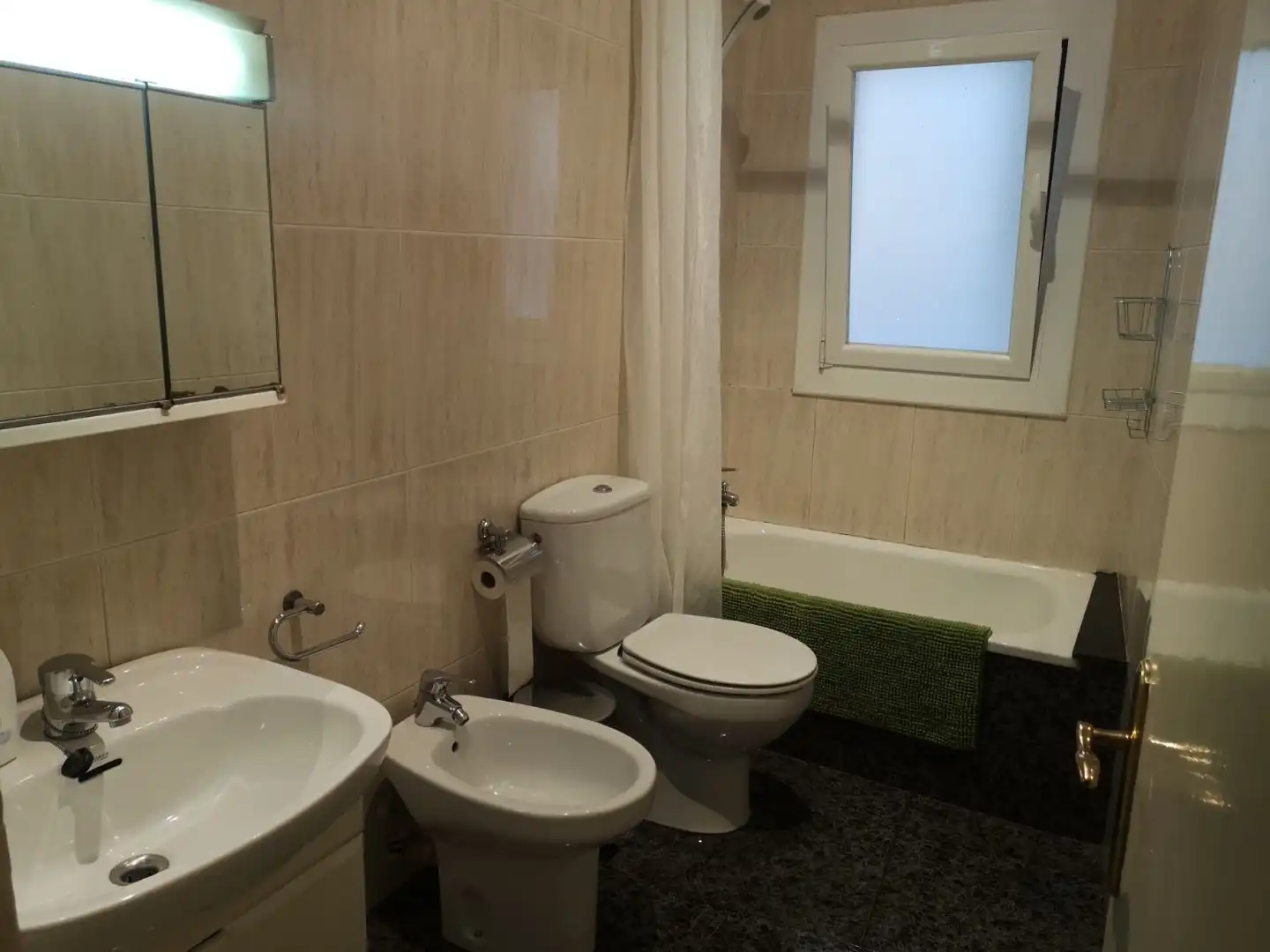 Wohnung zur Miete in N/A, Instituts - Universitat